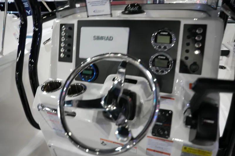 Slide: The Image of Robalo R202 EXPLORER 2026 - 11