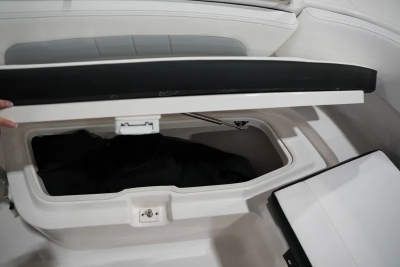 Slide: The Image of Robalo R202 EXPLORER 2026 - 22