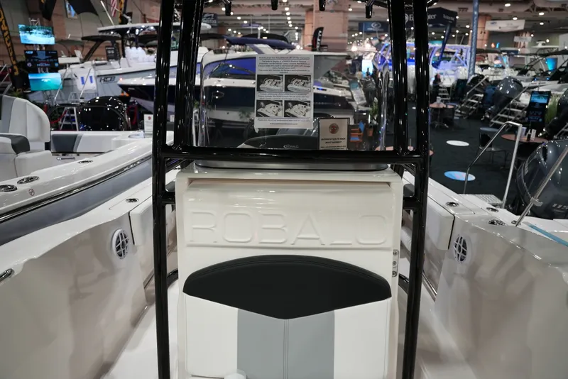 Slide: The Image of Robalo R202 EXPLORER 2026 - 25