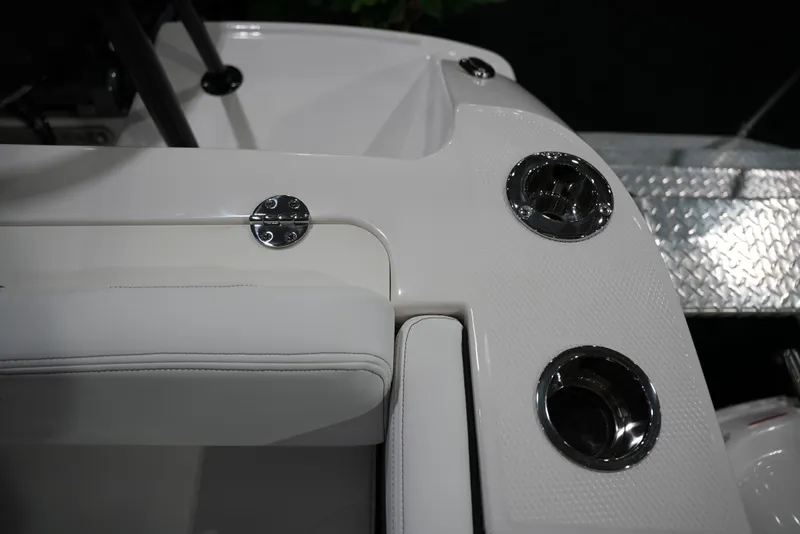 Slide: The Image of Robalo R202 EXPLORER 2026 - 32