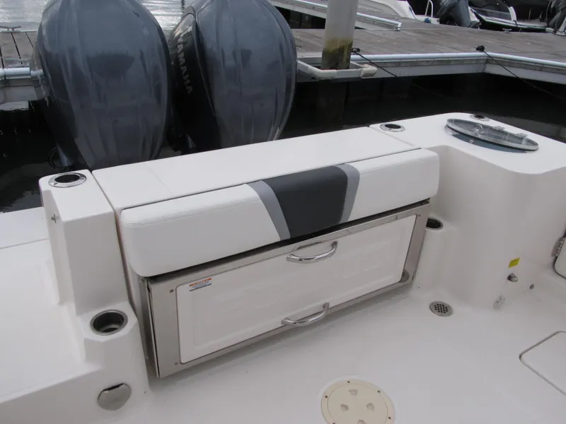 Slide: The Image of Robalo R270 2023 - 18