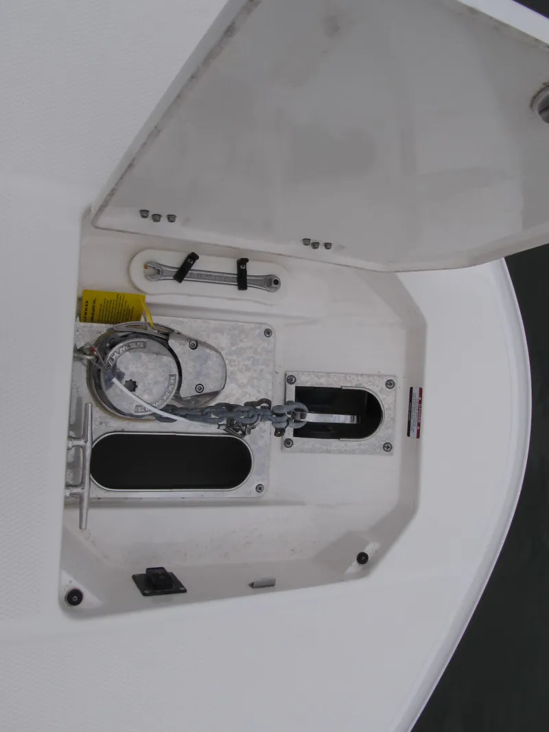 Slide: The Image of Robalo R270 2023 - 31