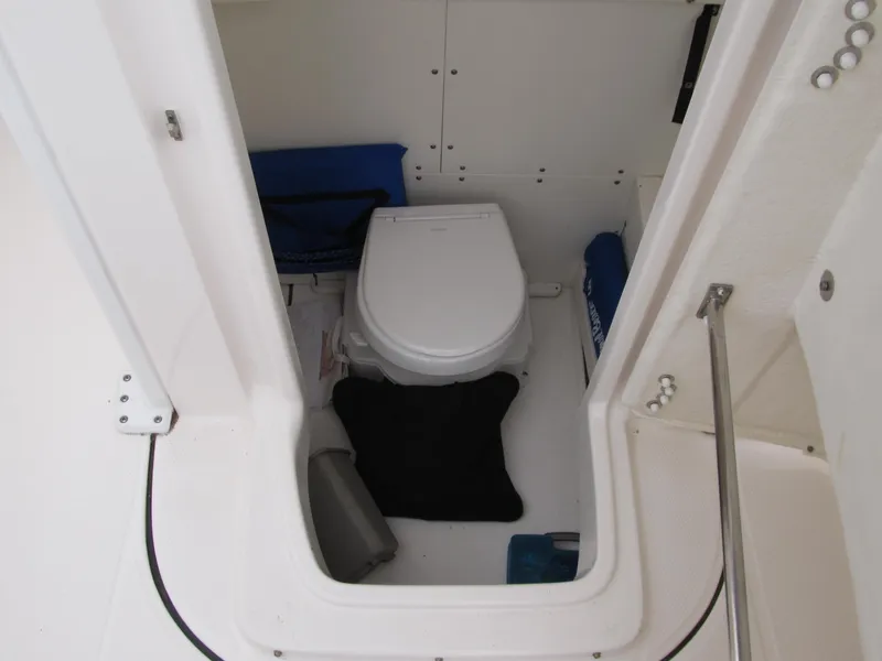Slide: The Image of Robalo R270 2023 - 28