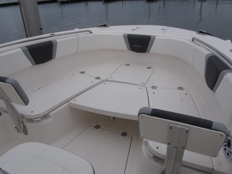 Slide: The Image of Robalo R270 2023 - 30