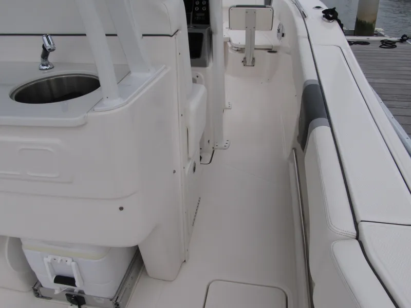 Slide: The Image of Robalo R270 2023 - 23