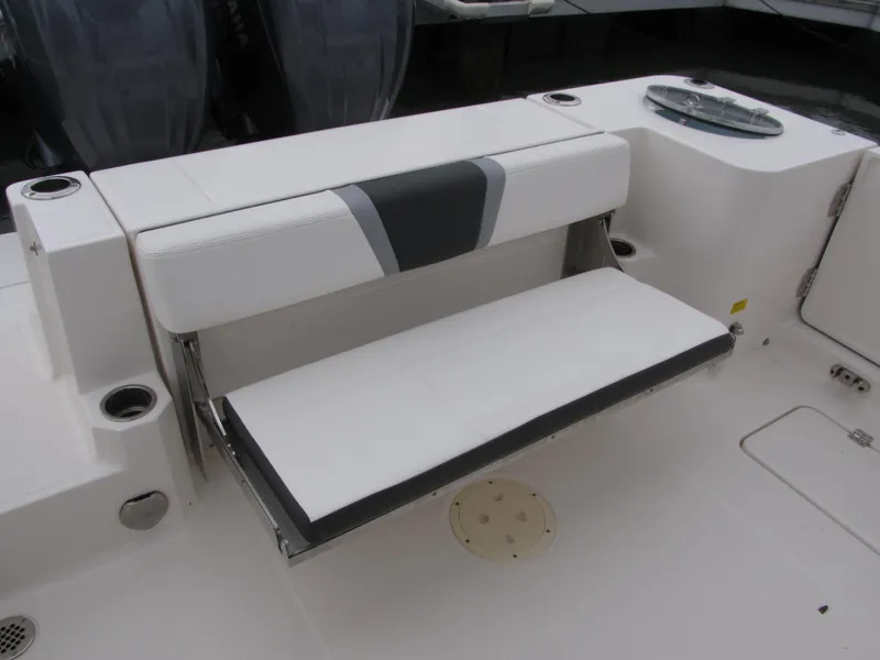 Slide: The Image of Robalo R270 2023 - 17