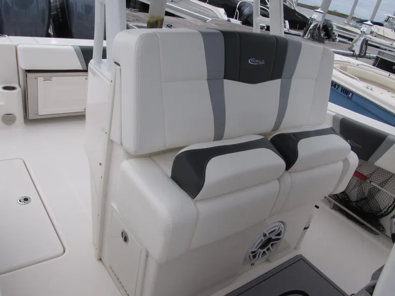 Slide: The Image of Robalo R270 2023 - 24