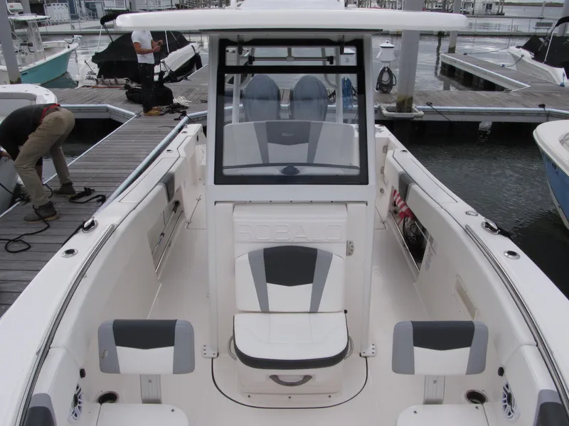 Slide: The Image of Robalo R270 2023 - 33