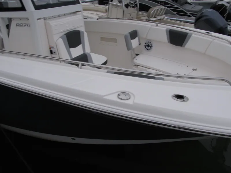 Slide: The Image of Robalo R270 2023 - 7