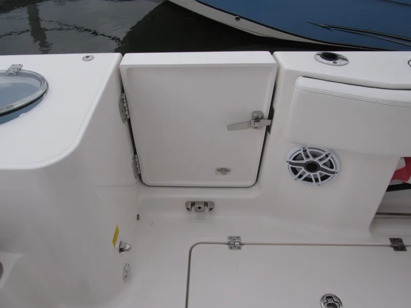Slide: The Image of Robalo R270 2023 - 21