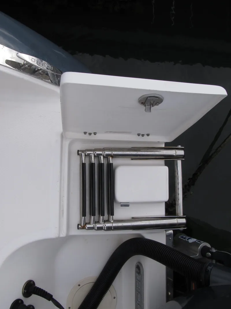 Slide: The Image of Robalo R270 2023 - 47