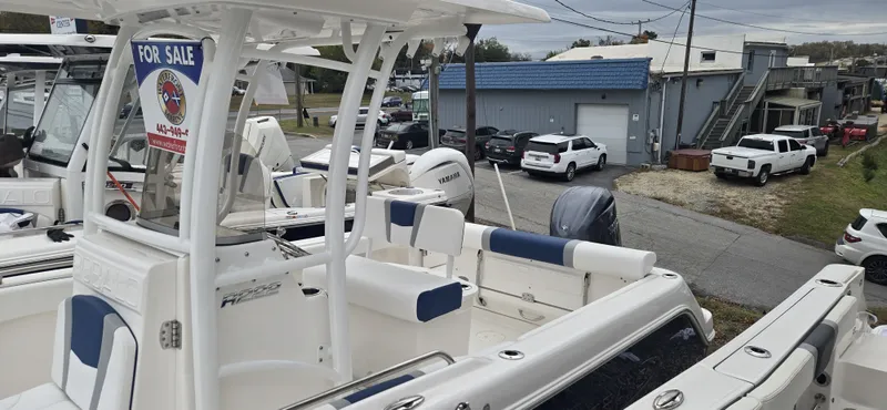 Slide: The Image of Robalo R222 2026 - 45