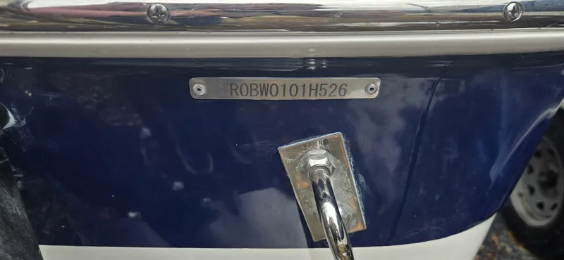 Slide: The Image of Robalo R222 2026 - 41
