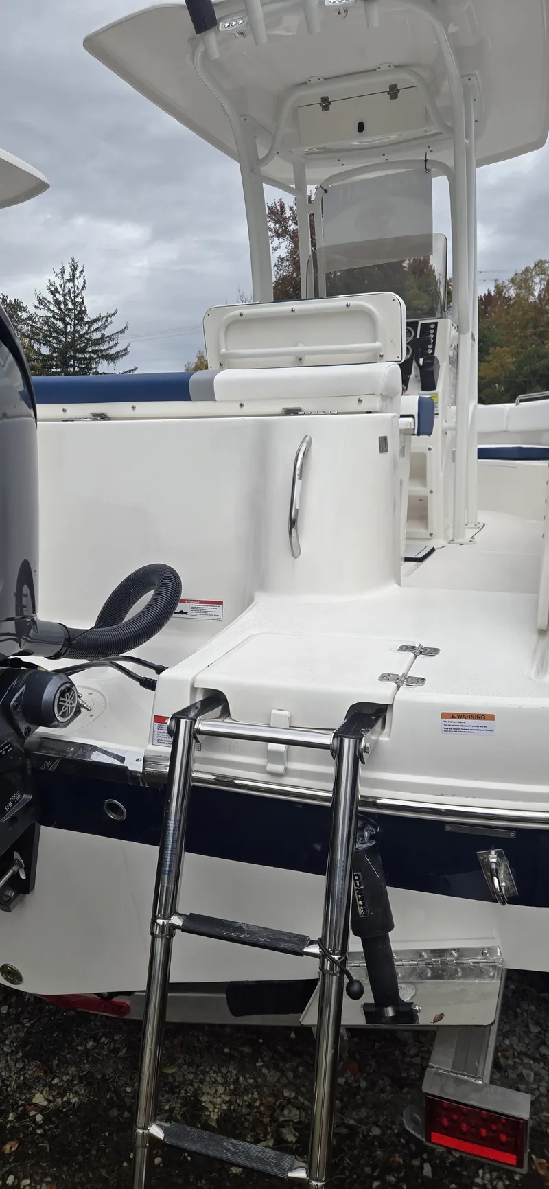 Slide: The Image of Robalo R222 2026 - 42