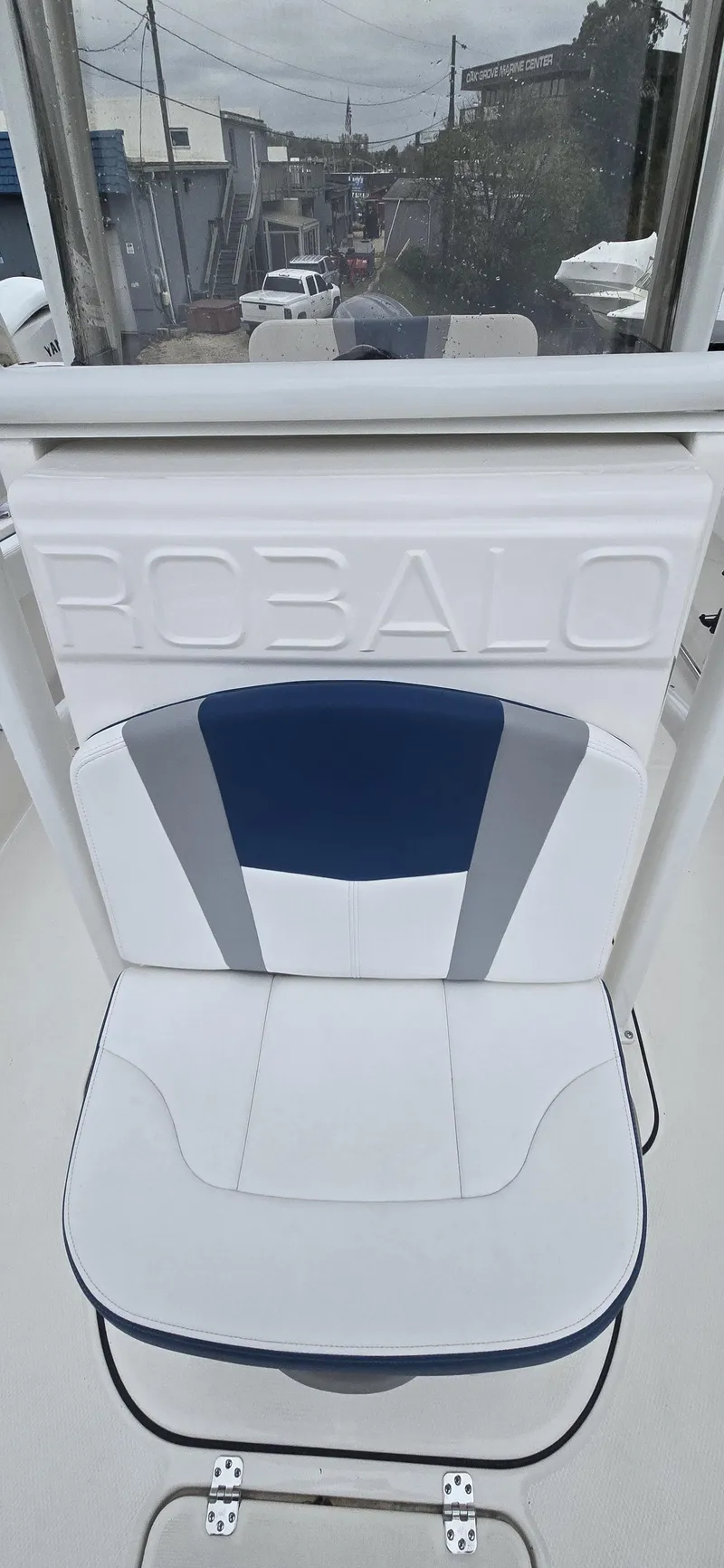 Slide: The Image of Robalo R222 2026 - 4
