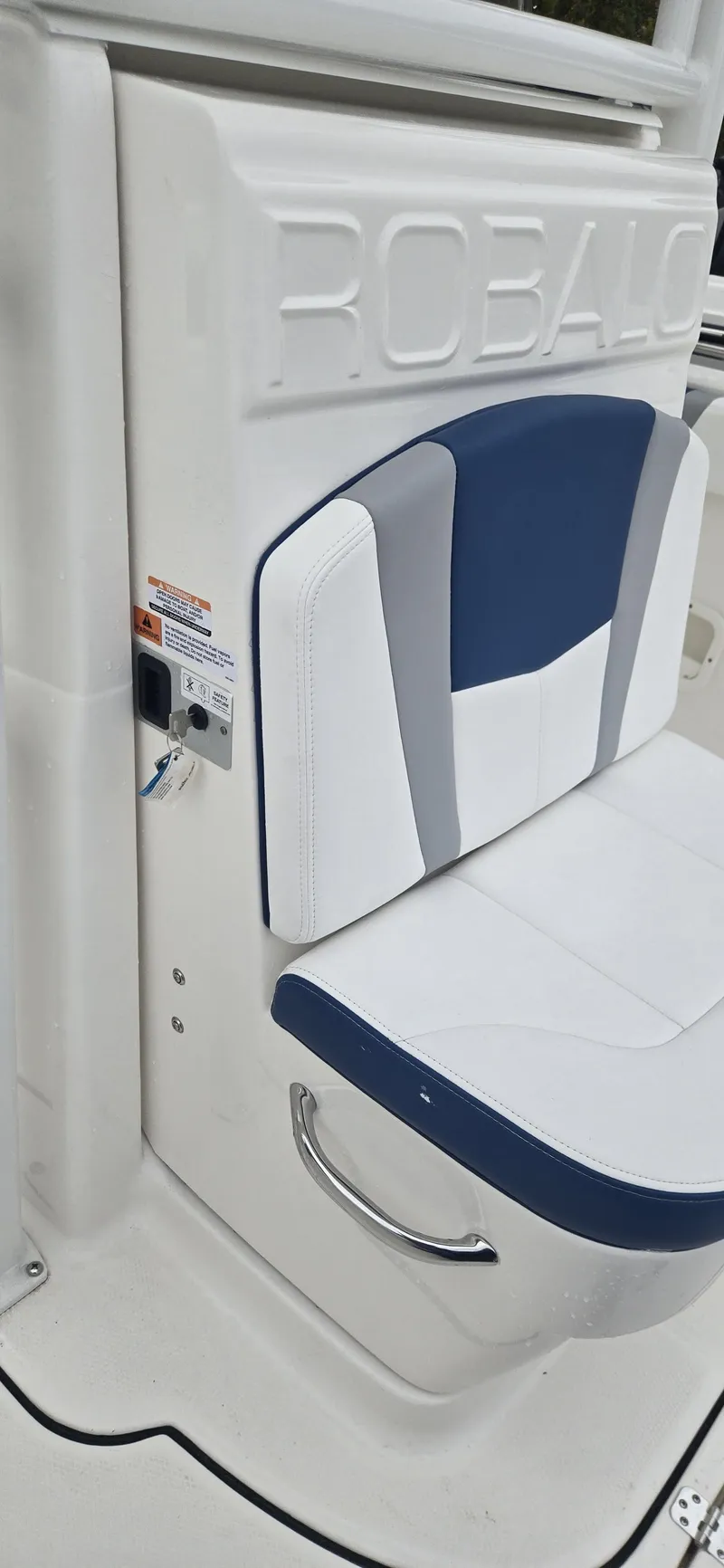Slide: The Image of Robalo R222 2026 - 25