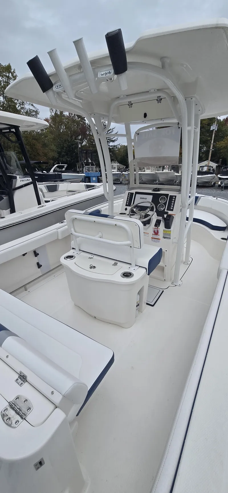 Slide: The Image of Robalo R222 2026 - 33