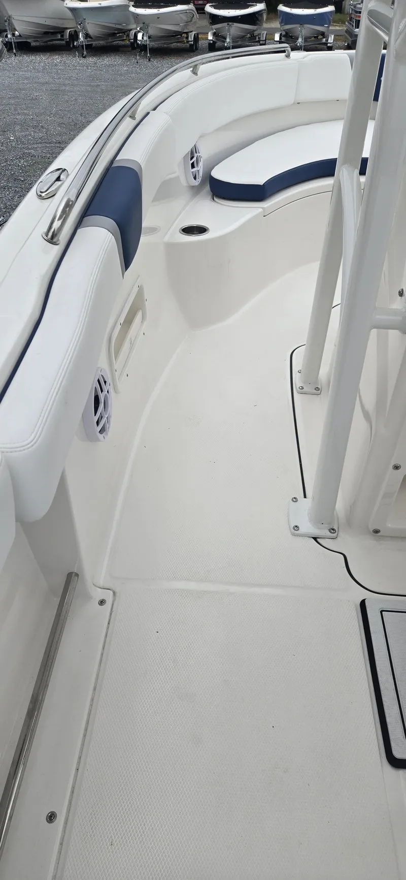 Slide: The Image of Robalo R222 2026 - 32