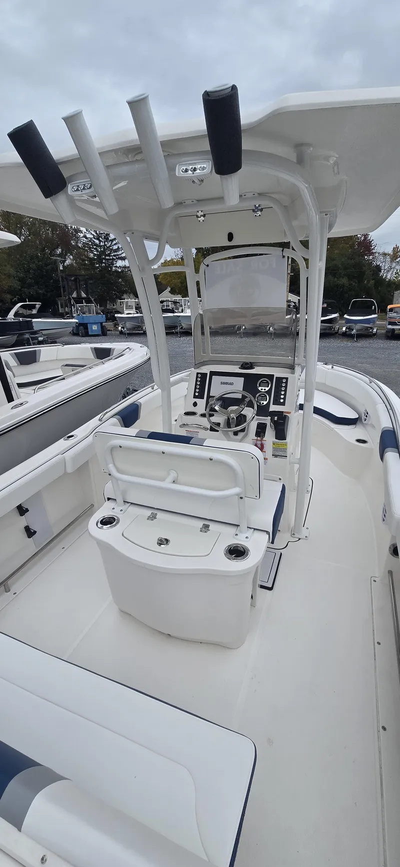 Slide: The Image of Robalo R222 2026 - 30