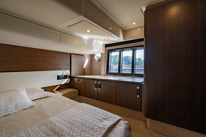 Slide: The Image of Azimut 50 FLY 2018 - 33