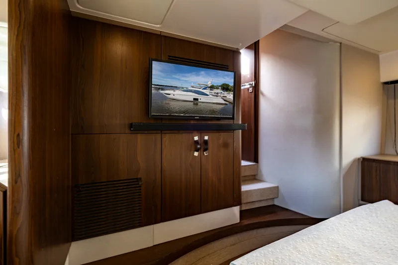Slide: The Image of Azimut 50 FLY 2018 - 32