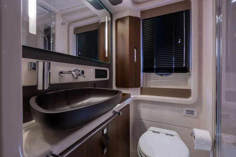 Slide: The Image of Azimut 50 FLY 2018 - 34
