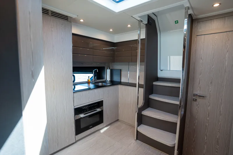 Slide: The Image of Azimut ATLANTIS 45 2025 - 29