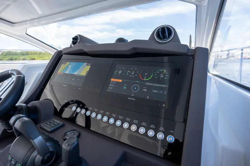 Slide: The Image of Azimut ATLANTIS 45 2025 - 45