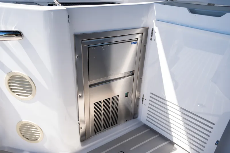 Slide: The Image of Azimut ATLANTIS 45 2025 - 54