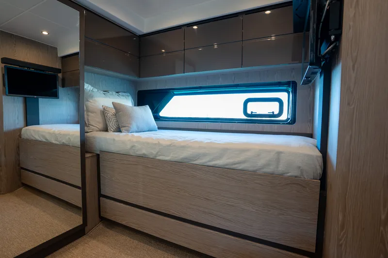 Slide: The Image of Azimut ATLANTIS 45 2025 - 27