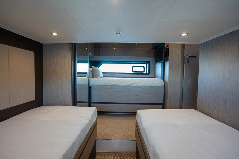Slide: The Image of Azimut ATLANTIS 45 2025 - 24