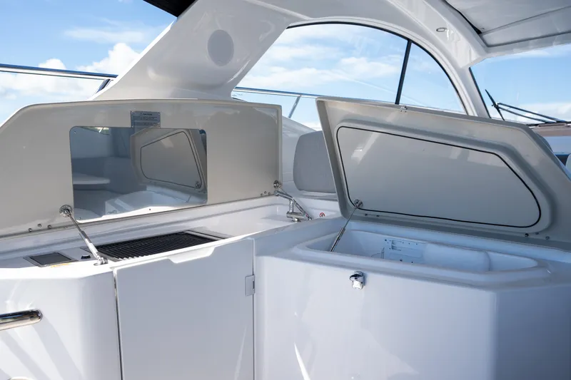 Slide: The Image of Azimut ATLANTIS 45 2025 - 52