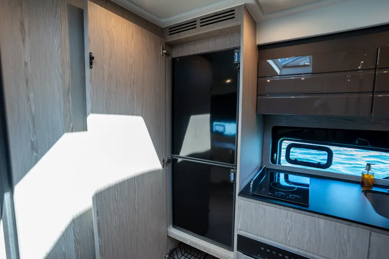 Slide: The Image of Azimut ATLANTIS 45 2025 - 36