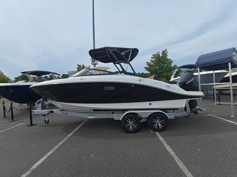 The Image of Sea Ray SPX 210 Outboard 2027 - 0