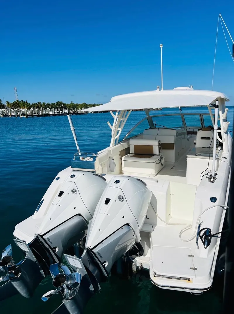 Slide: The Image of Boston Whaler 320 VANTAGE 2016 - 1