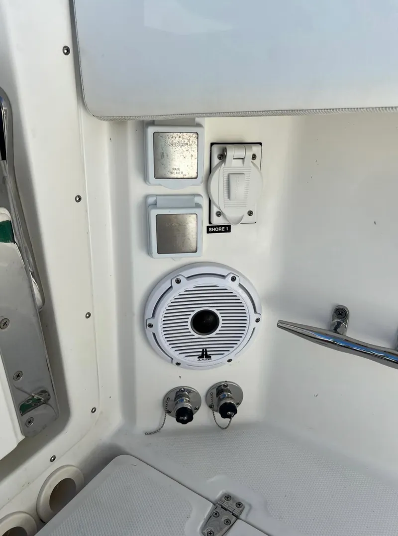 Slide: The Image of Boston Whaler 320 VANTAGE 2016 - 22