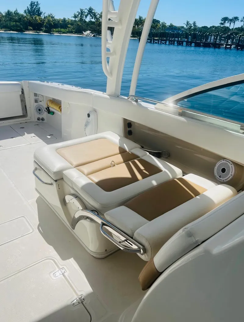 Slide: The Image of Boston Whaler 320 VANTAGE 2016 - 12