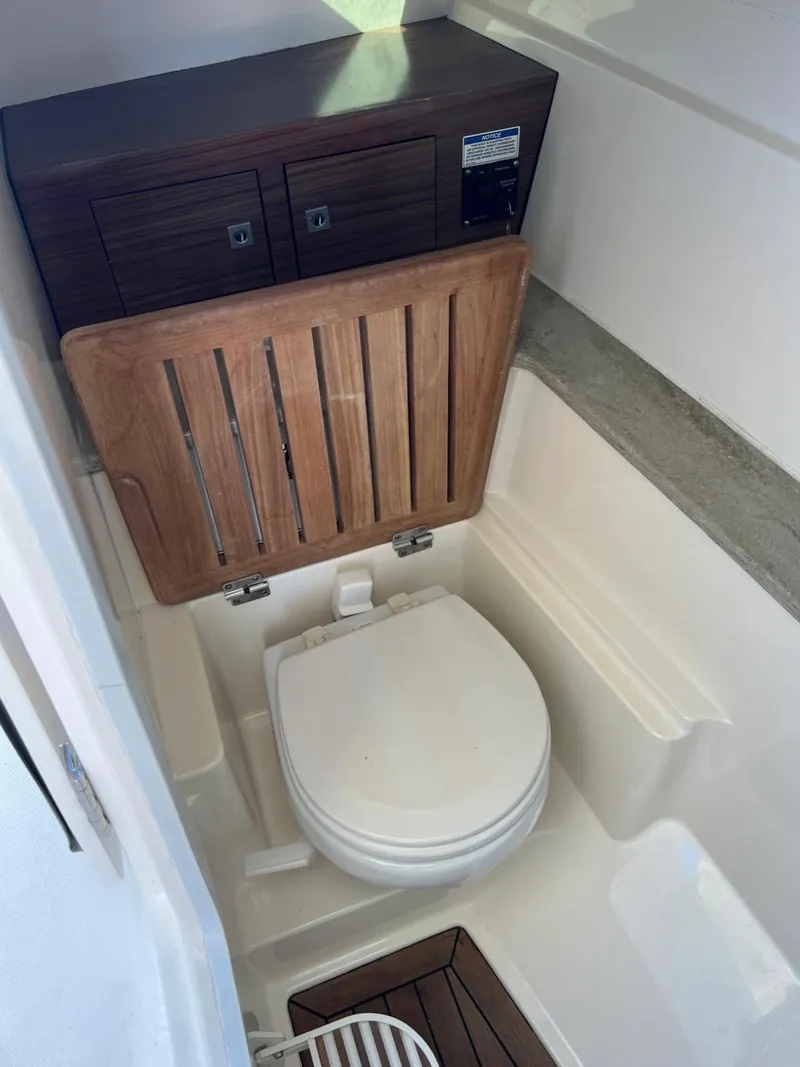 Slide: The Image of Boston Whaler 320 VANTAGE 2016 - 16