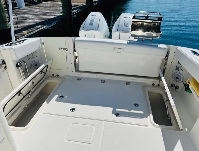 Slide: The Image of Boston Whaler 320 VANTAGE 2016 - 14