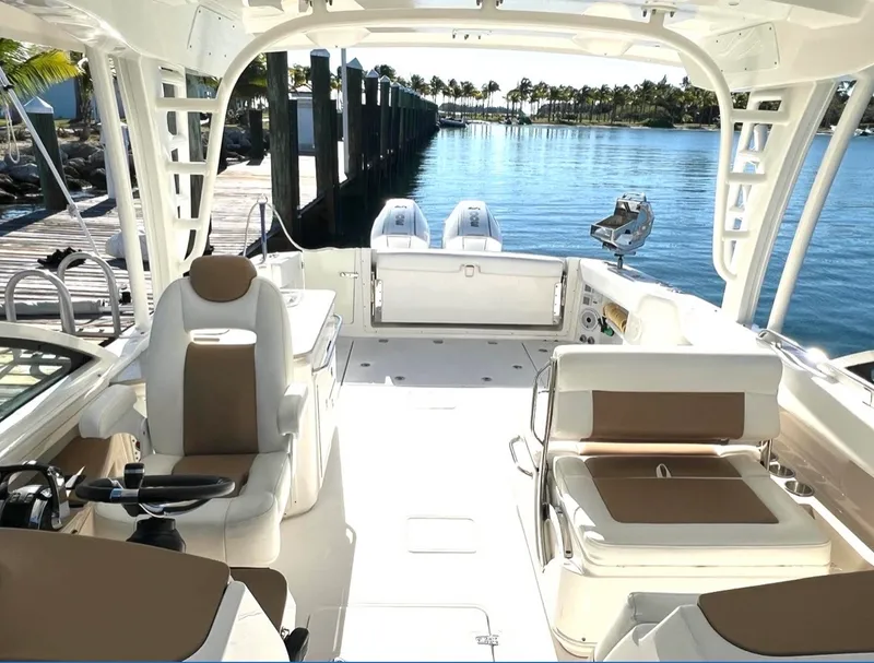 Slide: The Image of Boston Whaler 320 VANTAGE 2016 - 10