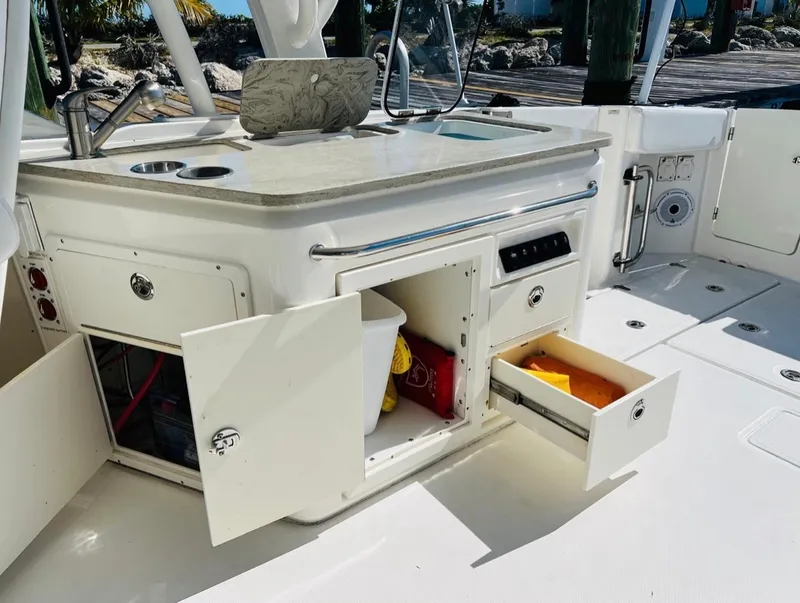 Slide: The Image of Boston Whaler 320 VANTAGE 2016 - 19