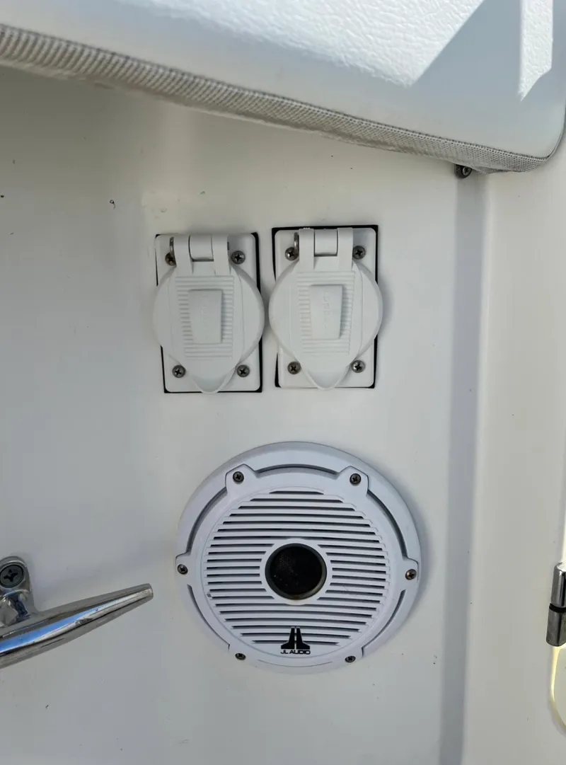 Slide: The Image of Boston Whaler 320 VANTAGE 2016 - 23