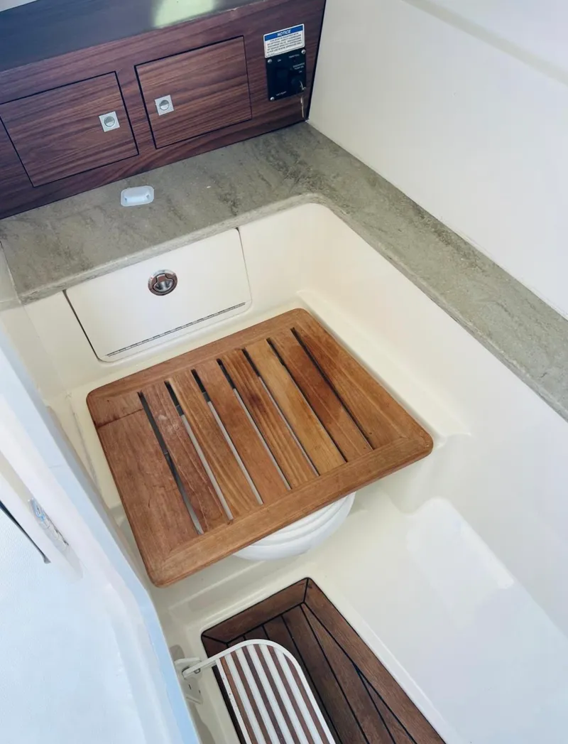 Slide: The Image of Boston Whaler 320 VANTAGE 2016 - 18