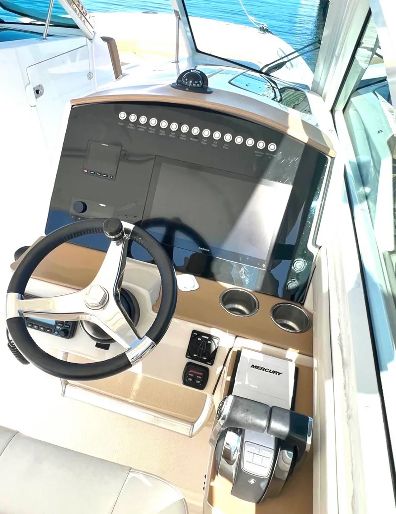 Slide: The Image of Boston Whaler 320 VANTAGE 2016 - 8