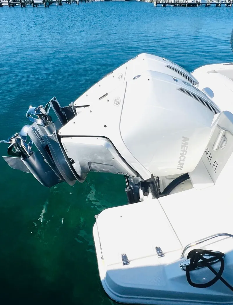 Slide: The Image of Boston Whaler 320 VANTAGE 2016 - 31