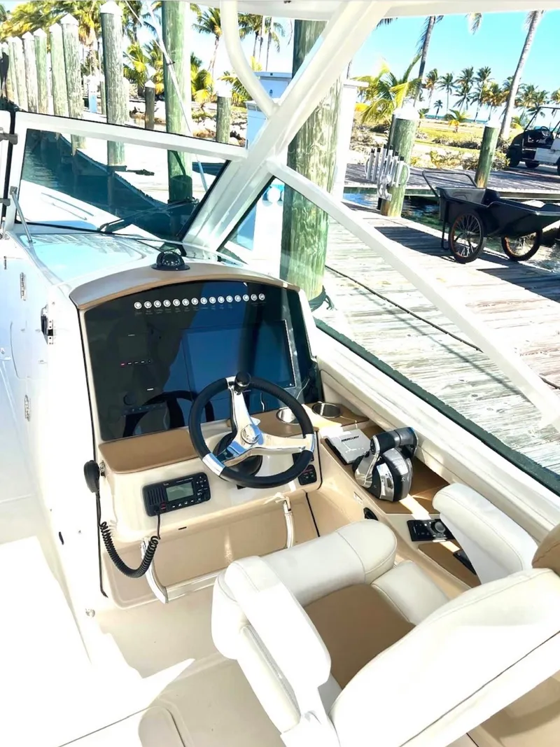 Slide: The Image of Boston Whaler 320 VANTAGE 2016 - 9