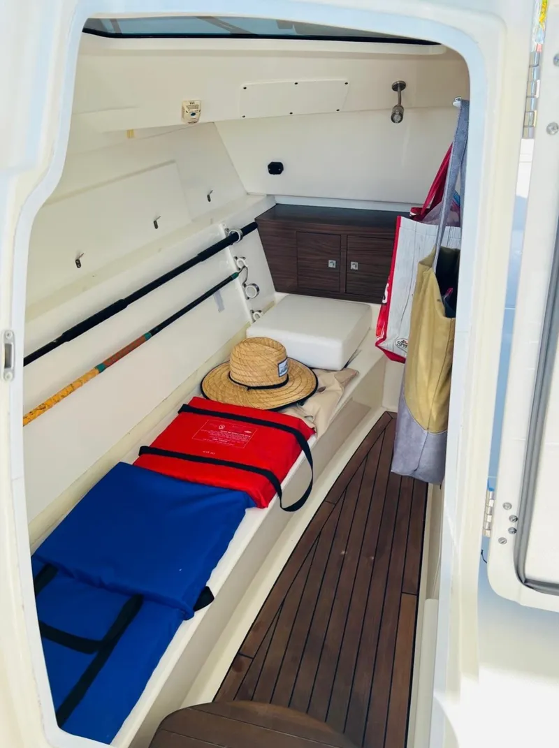 Slide: The Image of Boston Whaler 320 VANTAGE 2016 - 15