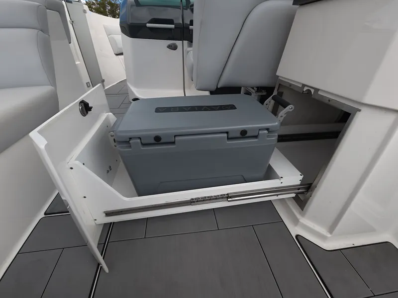 Slide: The Image of Aviara AV32 Outboard 2021 - 12