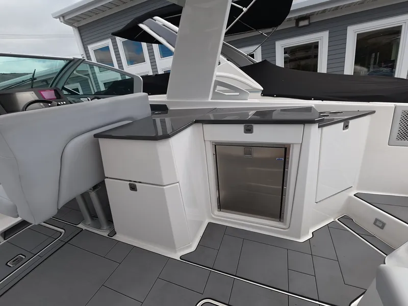 Slide: The Image of Aviara AV32 Outboard 2021 - 10
