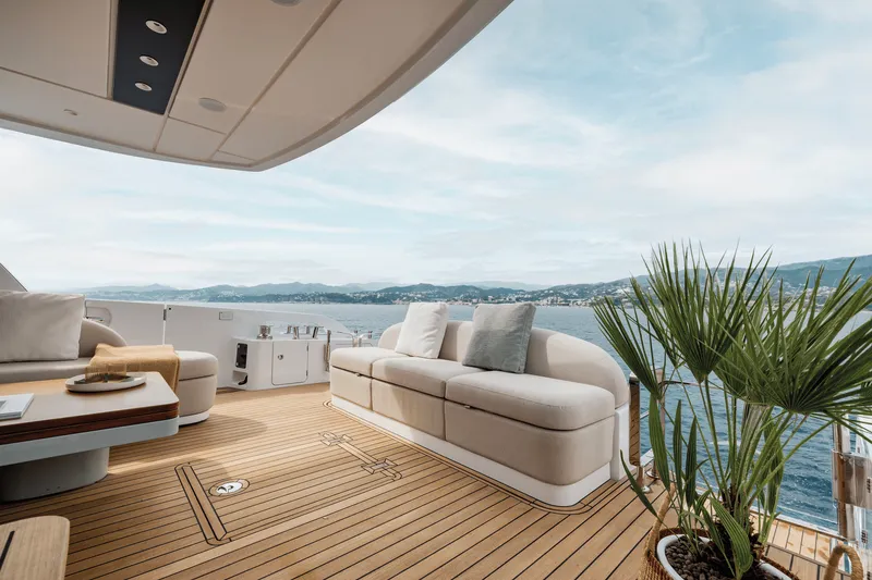 Slide: The Image of Azimut Fly 62 2027 - 6